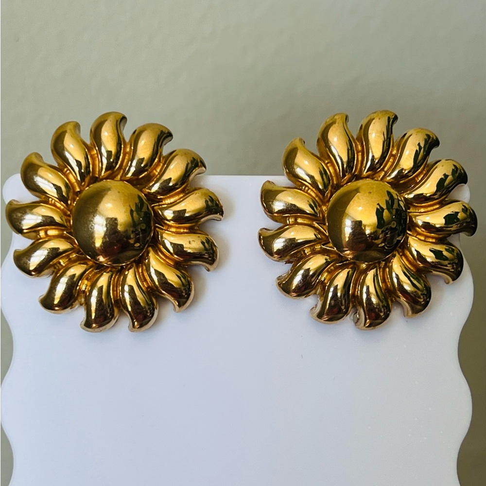 Joan Rivers Golden Daisy vintage clip on earrings